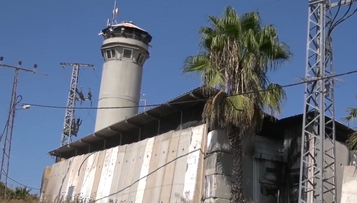 إحراق البرج العسكري على مدخل بلدة بيت أمر شمال الخليل watanserb.com