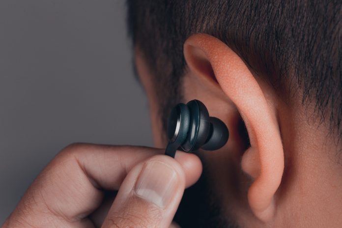 استخدام سماعات الأذن طويلا...عادة خطيرة إحذر منها! watanserb.com