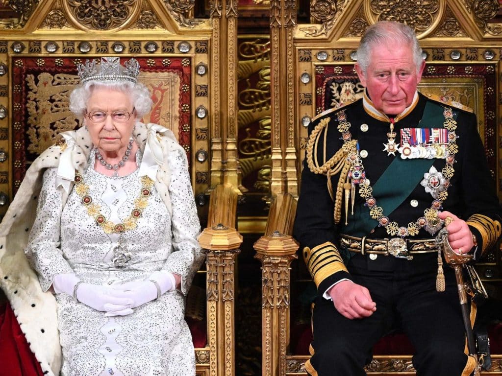 الأمير تشارلز ووالدته الملكة  الراحلة إليزابيث