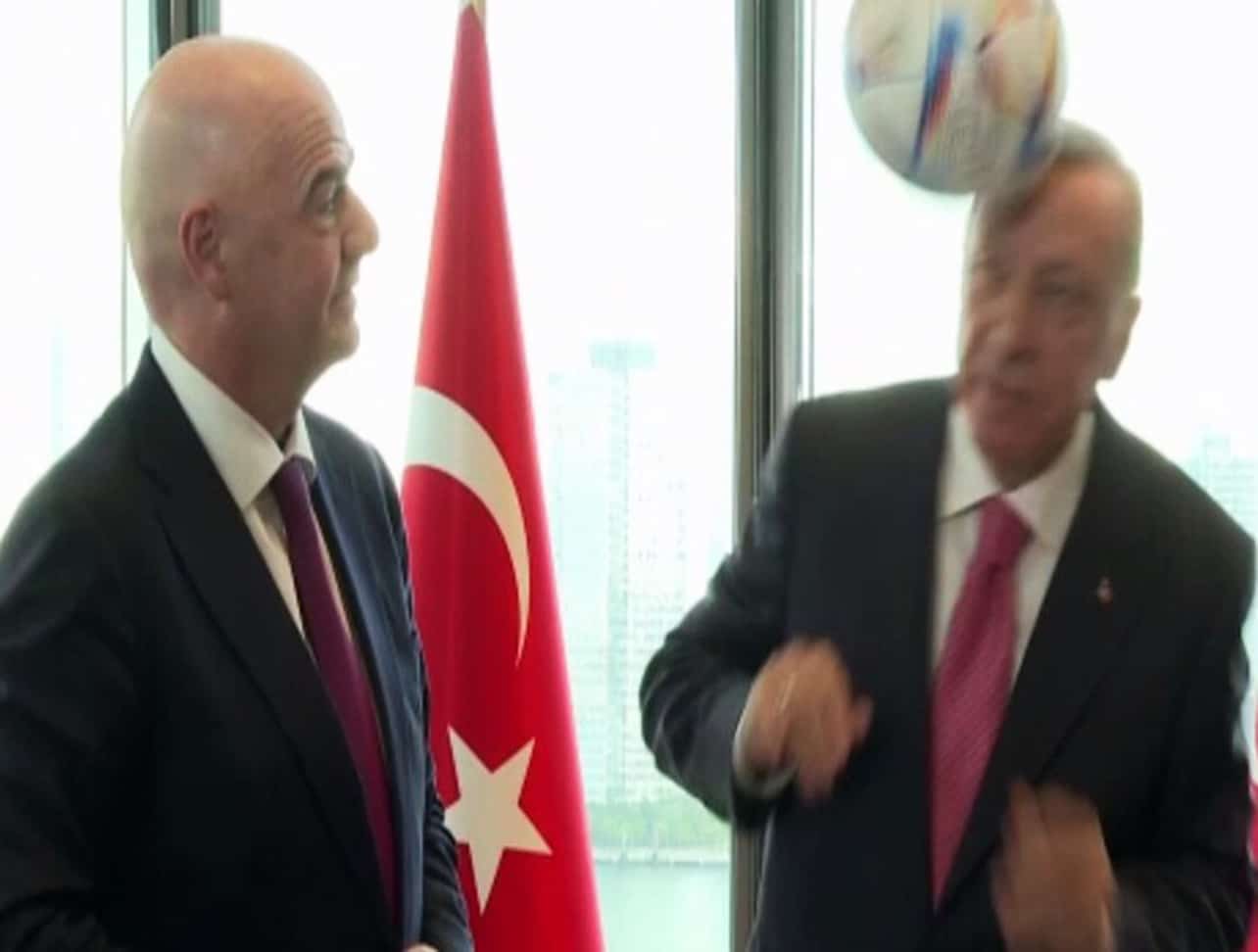 أردوغان يفاجئ رئيس الفيفا برأسية كروية watanserb.com