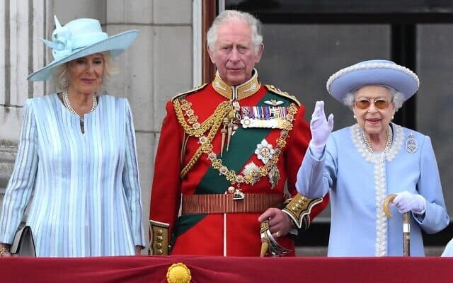 الملك تشارلز والملكة الراحلة إليزابيث 