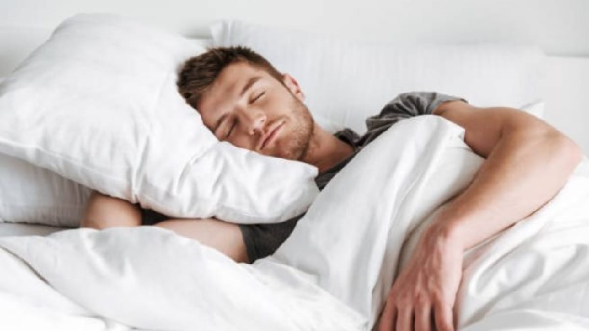 يعرف معظم الناس أن هناك علاقة بين النوم وفقدان الوزن، لكنهم قد لا يعرفون مدى تأثير النوم على الوزن