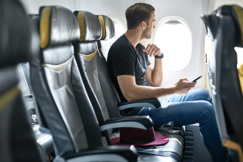 فإن شركات الطيران يمكن أن تطلب من أحد الركاب تغيير المقاعد أحيانًا، ولكن ليس دائمًا وذلك، لأسباب مختلفة.