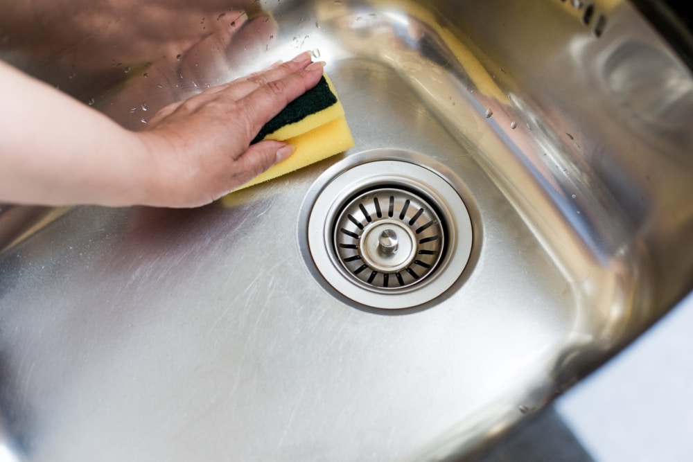 تعرف معنا على الطريقة الصحيحة لتنظيف حوض المطبخ watanserb.com
