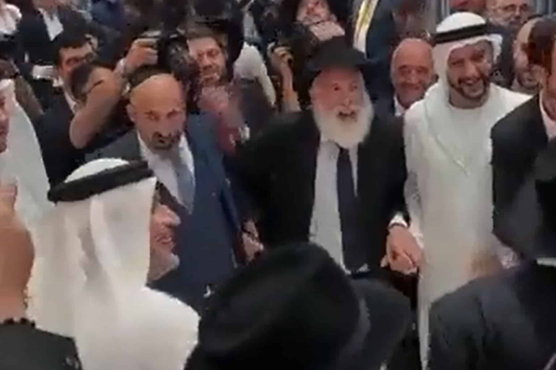 حاخام يهودي يحتفل بزفافه في الإمارات watanserb.com