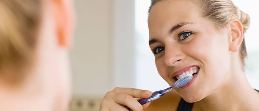 عادة يجب تجنبها عند تنظيف الأسنان، تعرف عليها watanserb.com