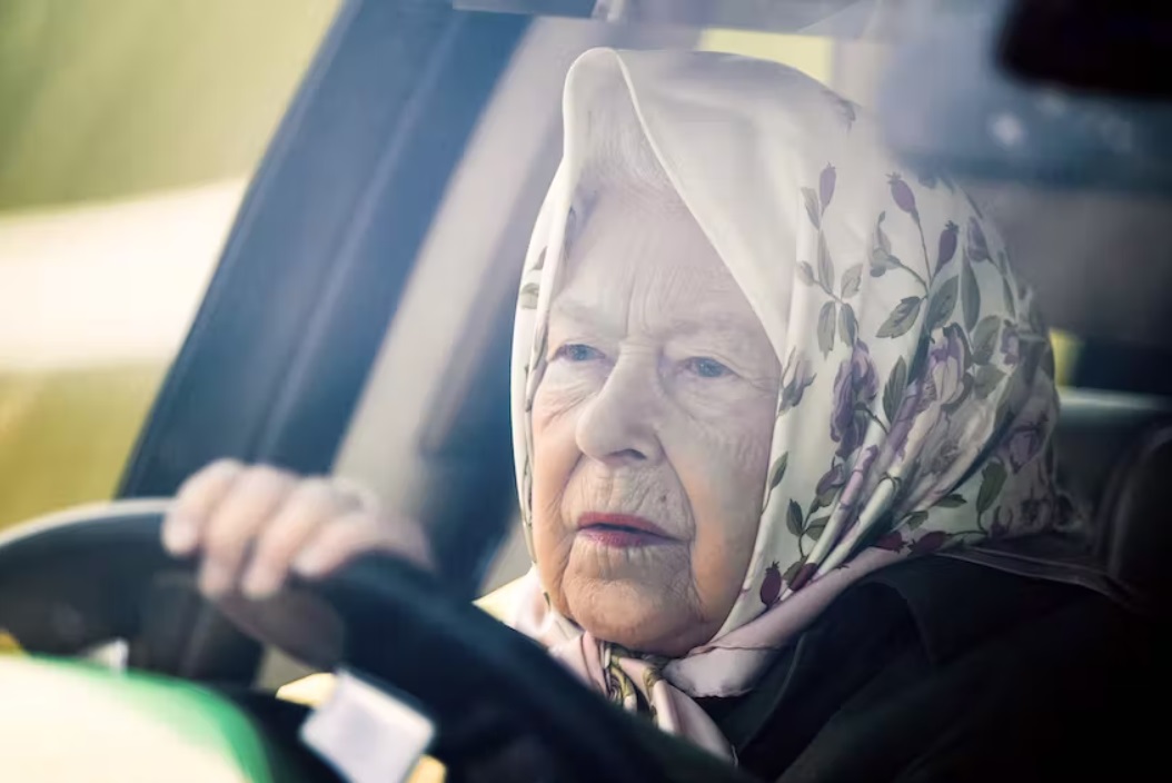 عشق الملكة إليزابيث للقيادة والسيارات watanserb.com