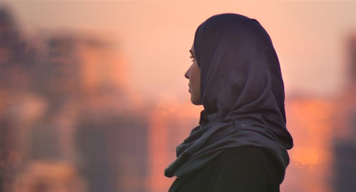 نظام ابراهيم رئيسي يجبر النساء والشابات على ارتداء الحجاب