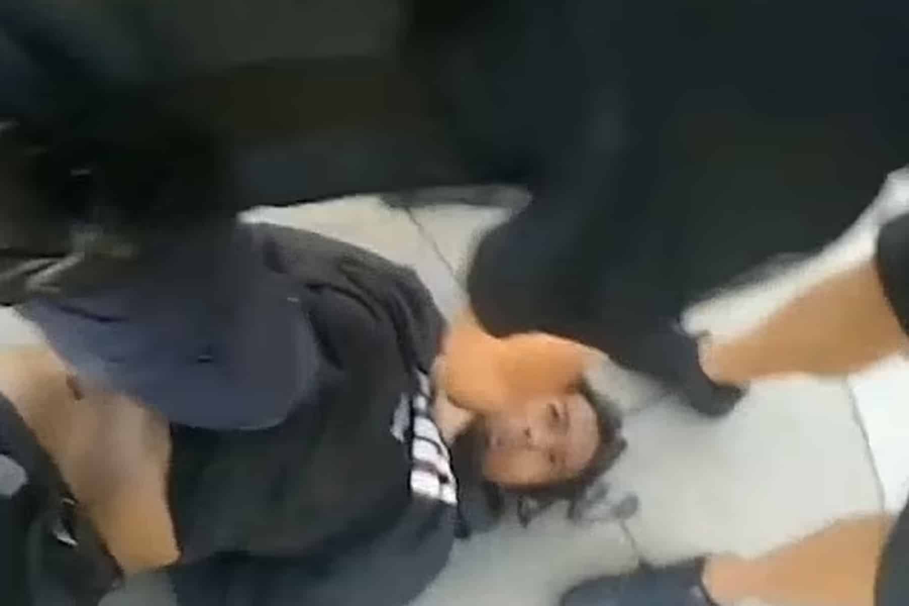 ضابط أمريكي و شاب أسود