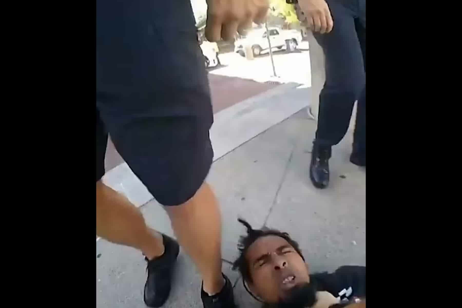 ضابط أمريكي و شاب أسود