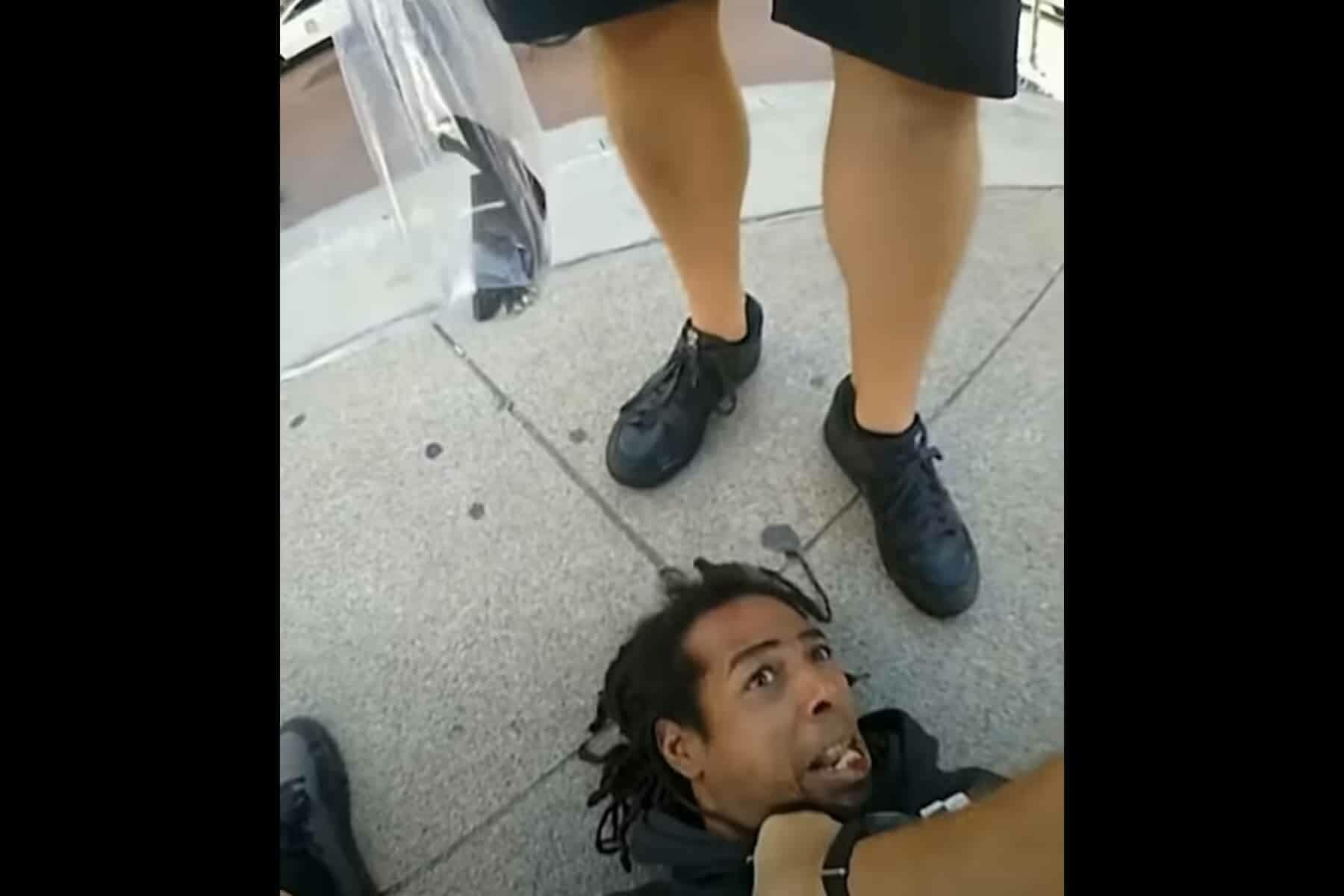 ضابط أمريكي و شاب أسود