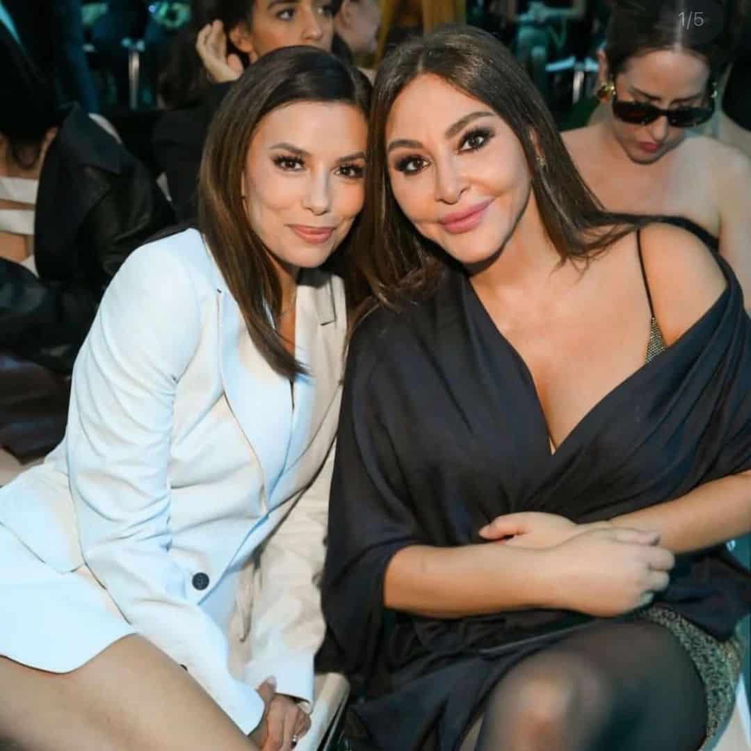 فستان إليسا الفاضح يلفت الأنظار لصدرها