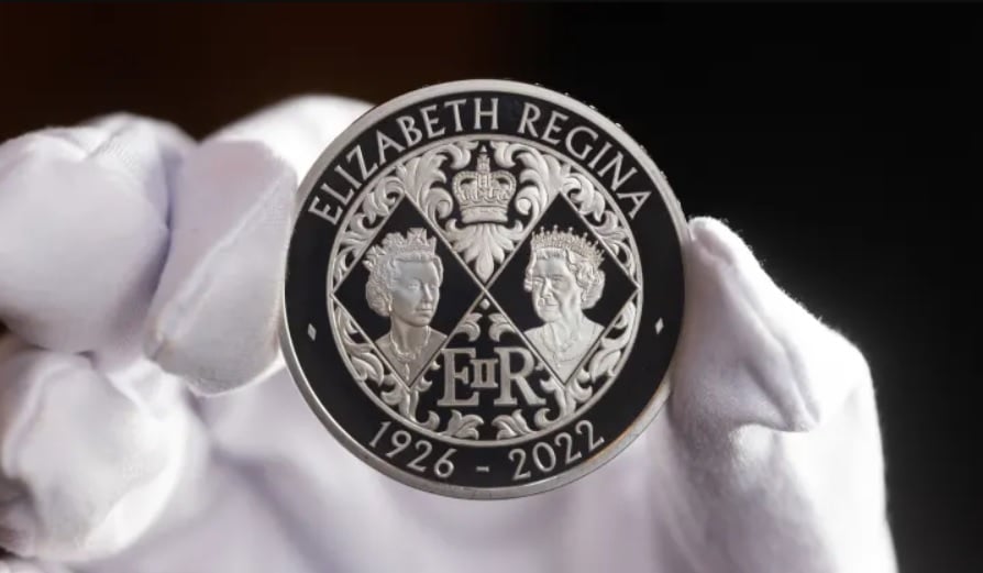 أول عملات معدنية تحمل صورة الملك تشارلز الثالث