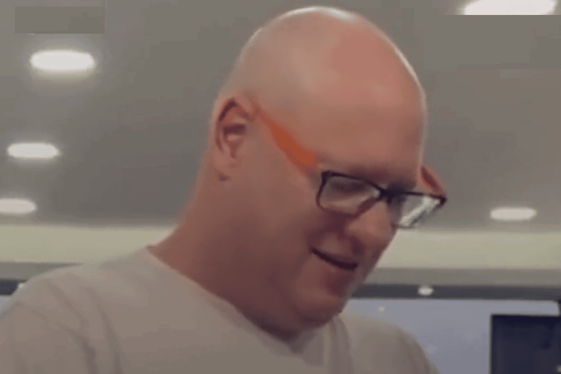 حلاق مصري يرفض مصافحة إسرائيلي watanserb.com