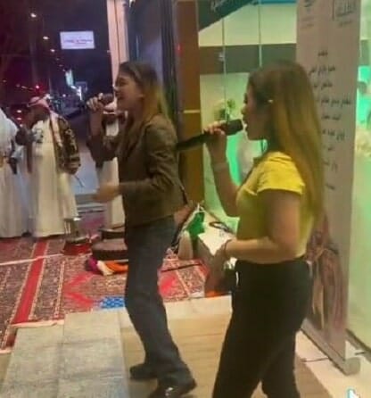 السعودية.. فتاتان ترقصان وتغنيان 