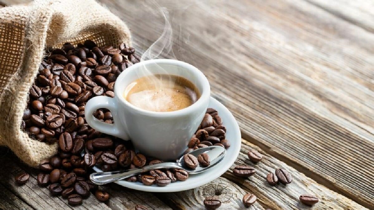 عندما تشرب القهوة، تأكد من تناول شيء قبل ذلك من شأنه أن يحمي معدتك من آثارها.
