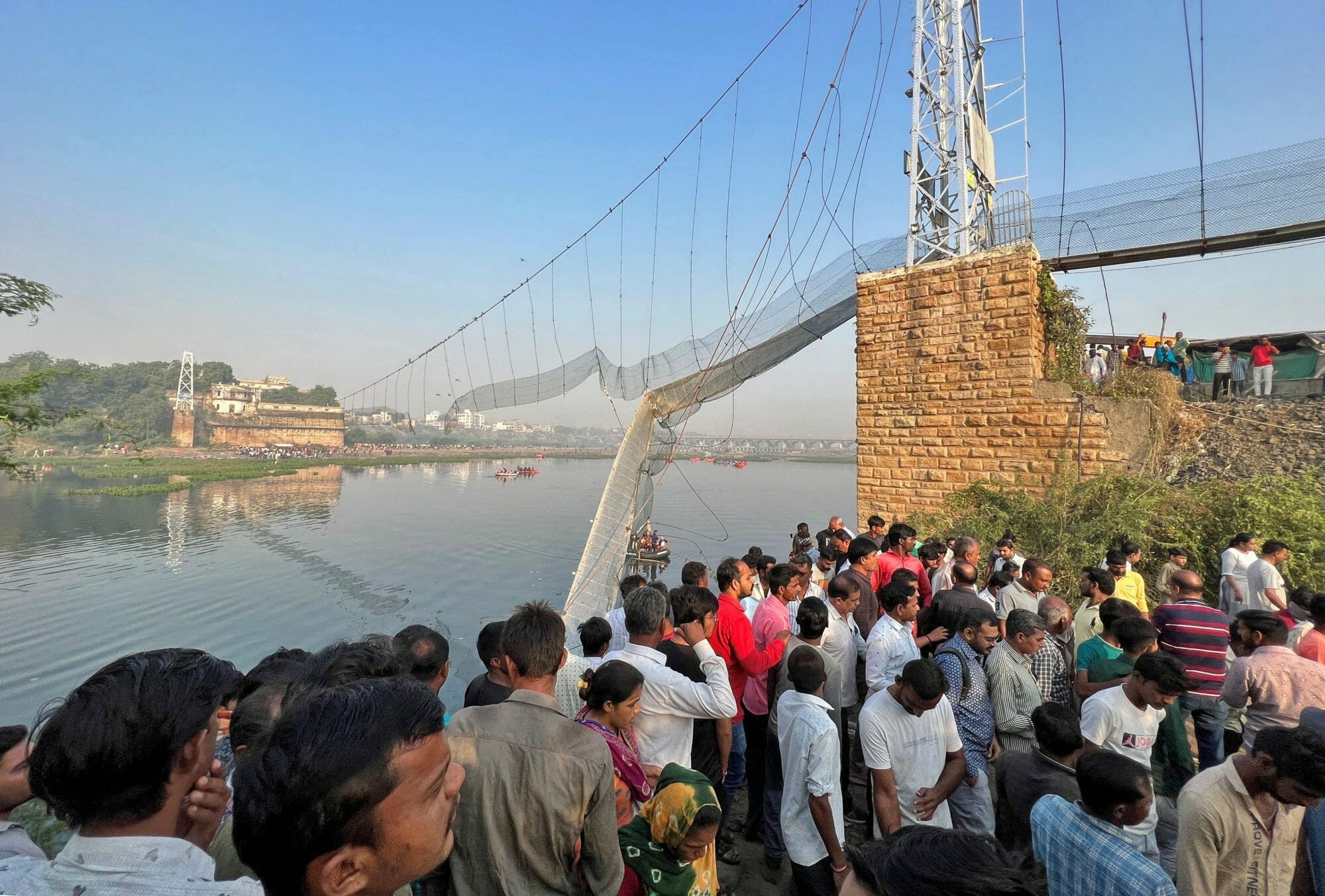 سقوط جسر في الهند watanserb.com
