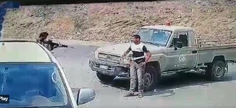 جندي سعودي يطلق النار على يمني watanserb.com