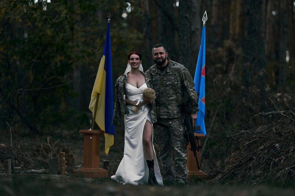 الحب في زمن الحرب..قناصة أوكرانية تتزوج من جندي التقت به على جبهة القتال (صور) watanserb.com