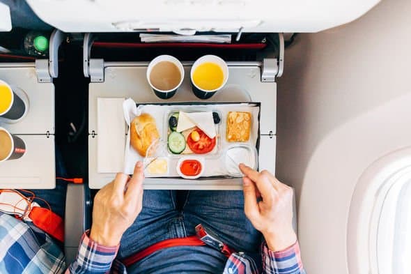 خبير يكشف طريقة لتحسين مذاق الطعام على متن الطائرة watanserb.com
