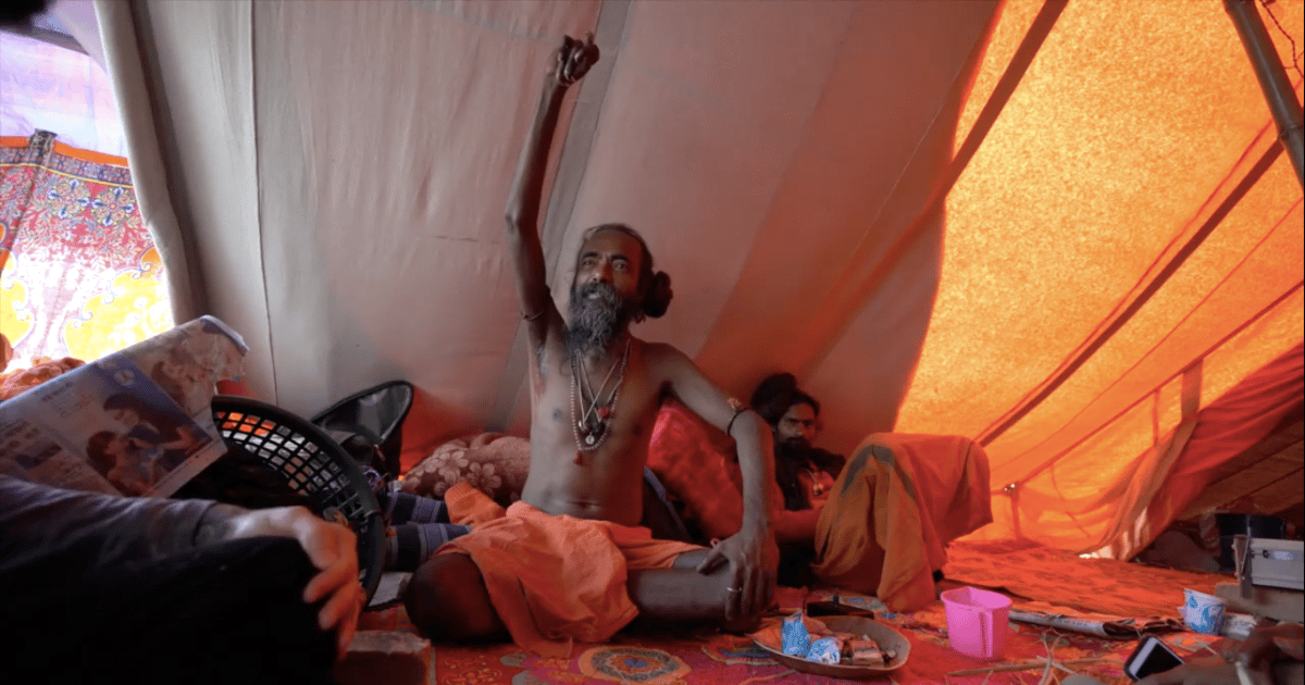 رجل هندي يرفع ذراعه اليمنى منذ 10 سنوات لسبب غير متوقع! watanserb.com
