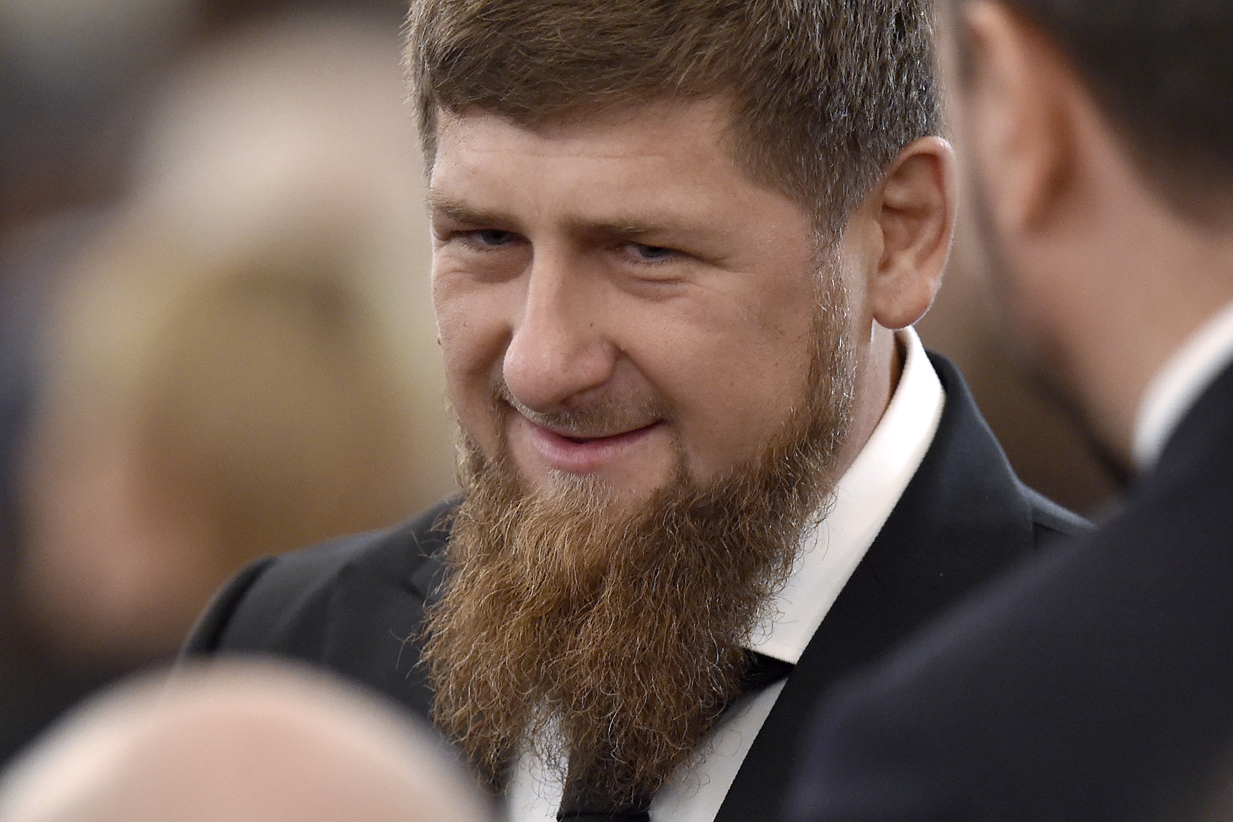 رئيس الشيشان يدرب ابنائه على السلاح watanserb.com