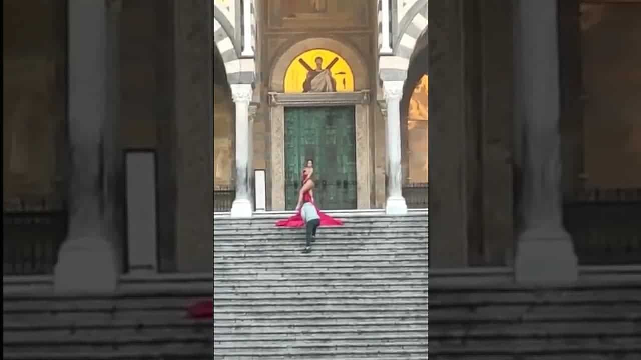 امرأة عارية داخل كنيسة إيطالية ترتكب أعمالاً فاحشةً وهذا مصيرها (فيديو) watanserb.com