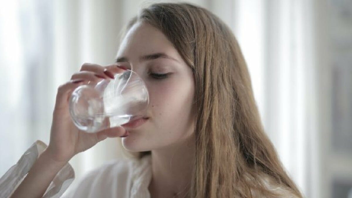 فوائد شرب الماء على معدة فارغة watanserb.com