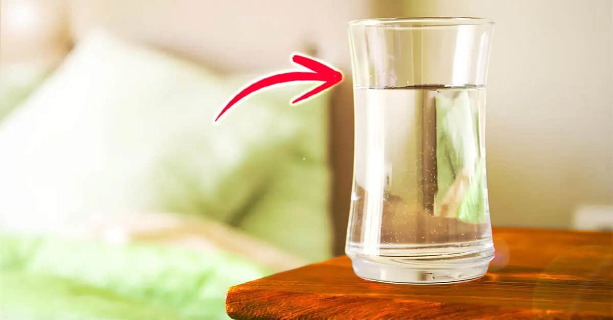 بالإضافة إلى أن الماء يحتوي على البكتيريا والجراثيم، لا ينصح أيضًا بترك كوب الماء على طاولة السرير في أثناء النوم