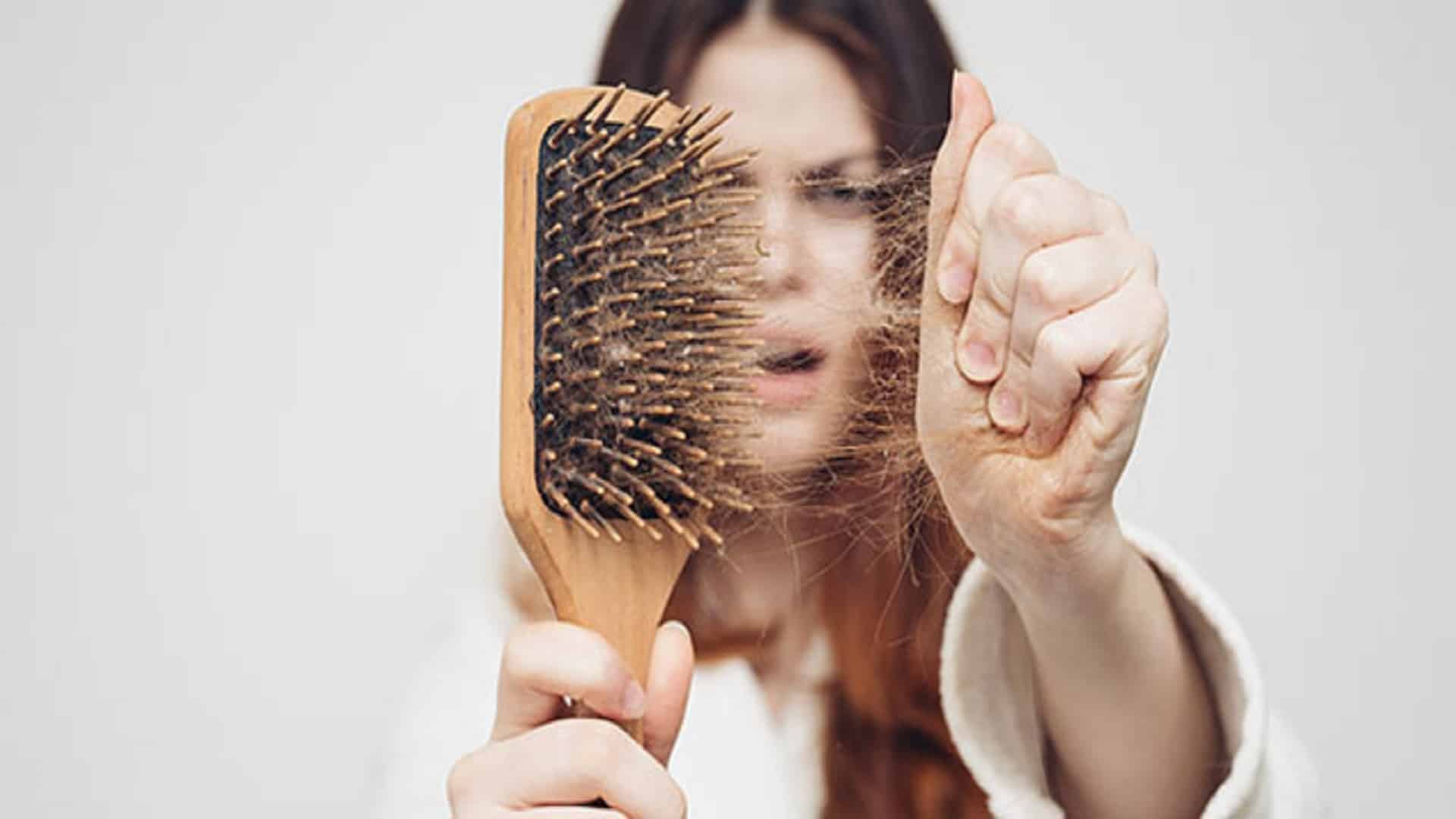 لماذا يتساقط الشعر أكثر خلال فصل الخريف؟ طبيب يوضح watanserb.com