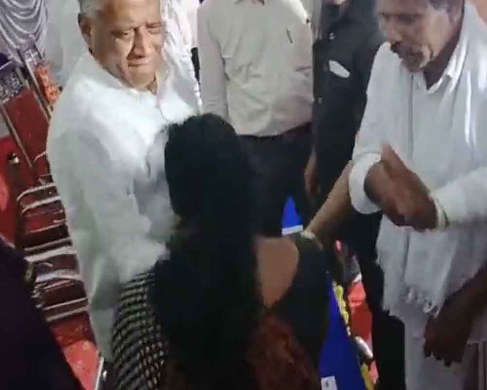 وزير هندي يصفع امرأة بكل قوته لأنها طلبت منه هذا الأمر.. ورد فعلها صادم! (فيديو) watanserb.com