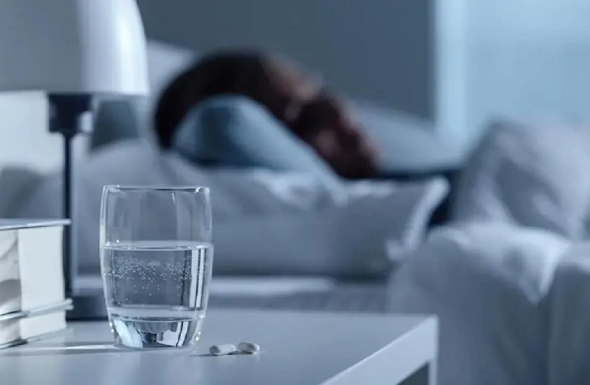 وفقًا لبحث، فإن كوب الماء الذي تتركه على طاولة السرير طوال الليل في درجة حرارة الغرفة يتعرض لهجوم من عدد كبير من البكتيريا