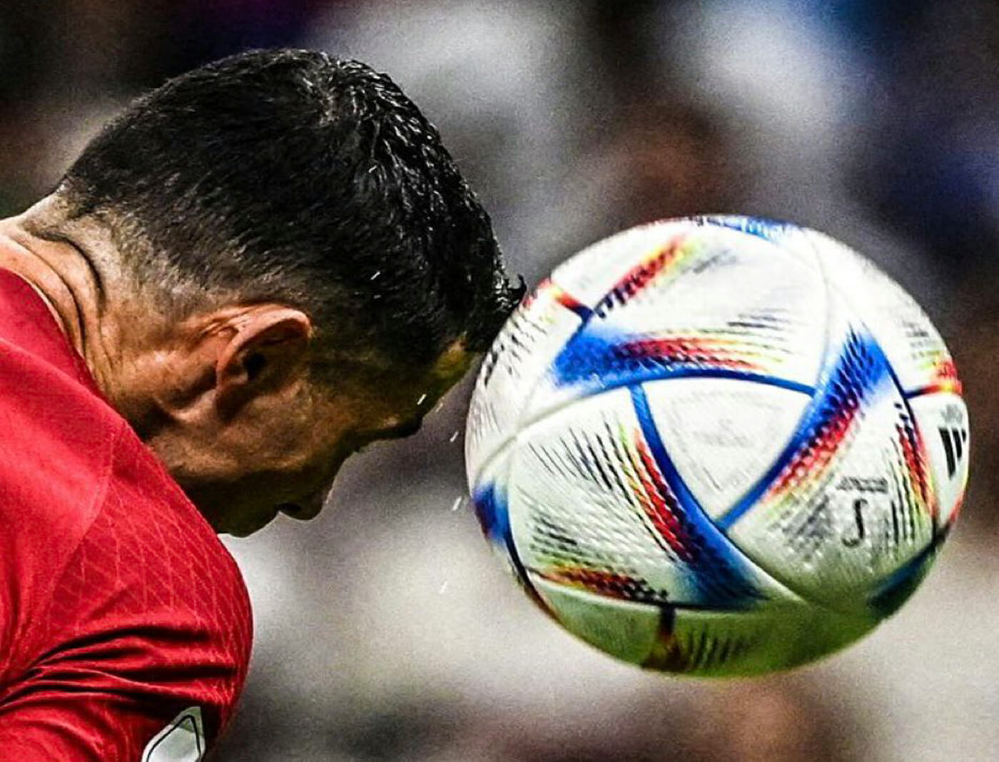 Роналдо забивает гол головой. Роналдо Португалия 2022. Кристиано Роналдо с мячом. Мяч в голову. Роналдо с мячом на голове.