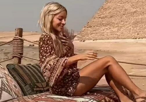 مشهورة أجنبية تحاول التعري أمام "أبو الهول" (شاهد) watanserb.com