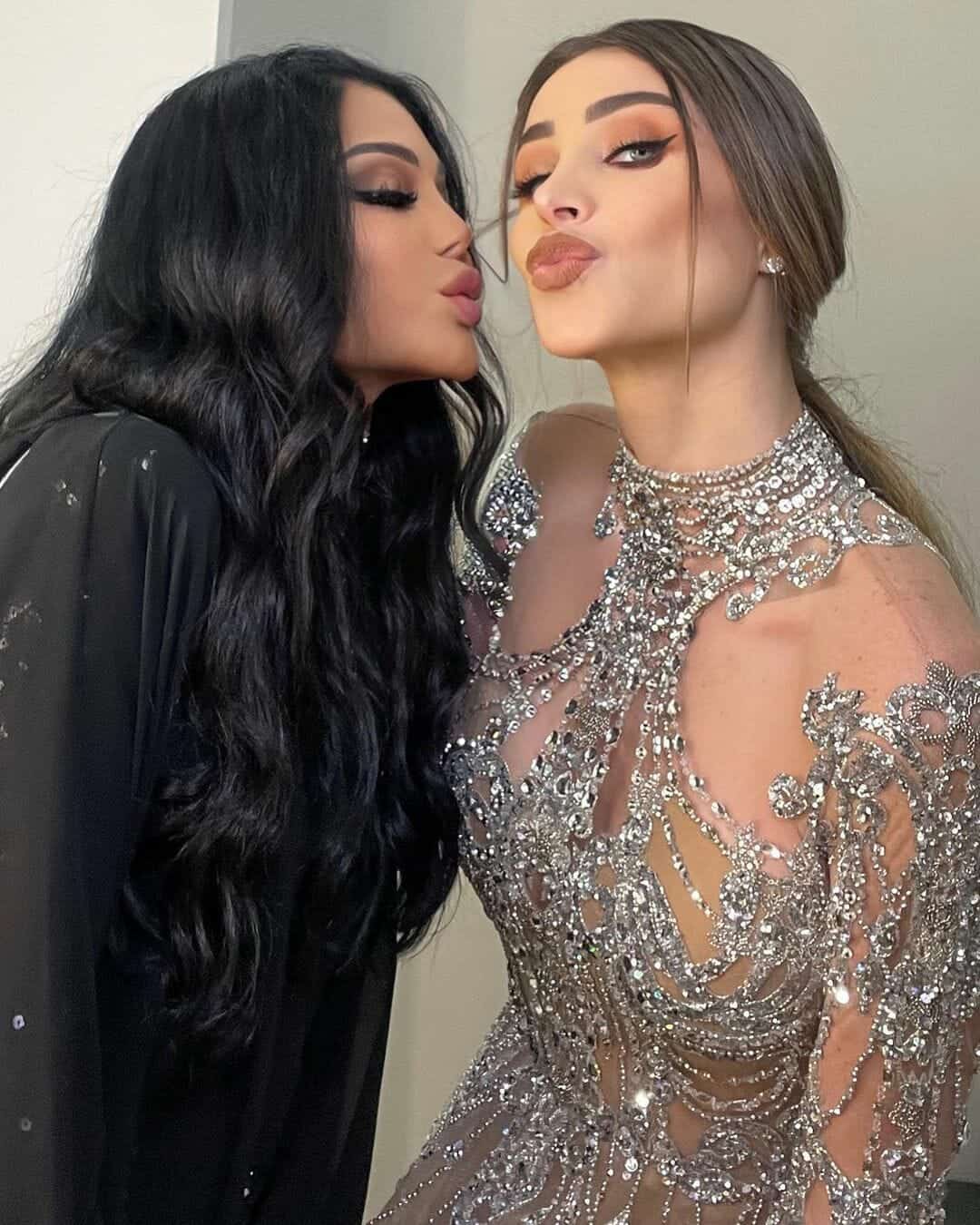 هيفاء وهبي تثير ضجة في السعودية بعد تقبيلها لأنابيلا هلال بهذه الطريقة "ًصور" 2 هيفاء وهبي تثير ضجة في السعودية بعد تقبيلها لأنابيلا هلال بهذه الطريقة "ًصور" 1