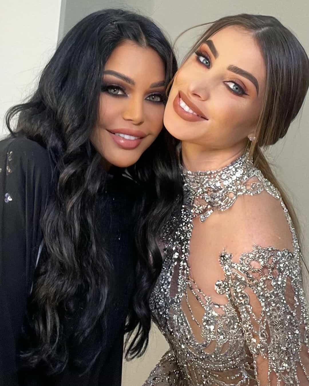 هيفاء وهبي تثير ضجة في السعودية بعد تقبيلها لأنابيلا هلال بهذه الطريقة "ًصور" 4 هيفاء وهبي تثير ضجة في السعودية بعد تقبيلها لأنابيلا هلال بهذه الطريقة "ًصور" 3