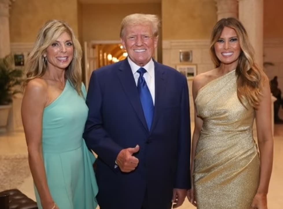 ترامب مع زوجته الحالية ميلانيا والسابقة مارلا مابلز في حفل زفاف ابنته تيفاني watanserb.com