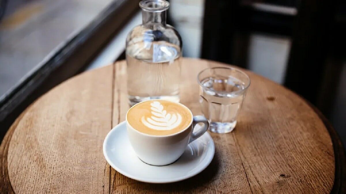 أسباب تدفعك لشرب الماء قبل القهوة في الصباح watanserb.com