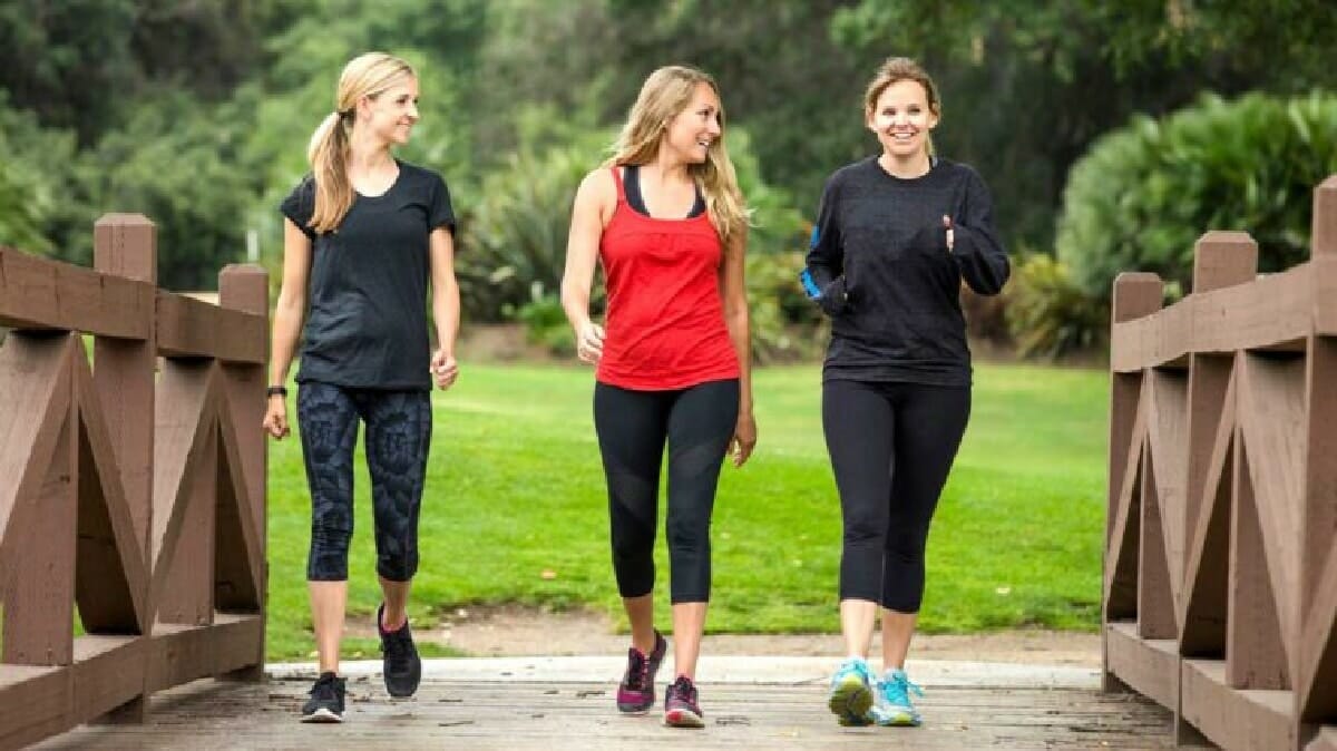 المشي مع الأصدقاء يجعل التمرين مسليًا أكثر