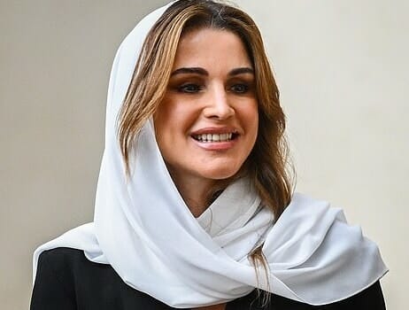 لماذا غطت الملكة رانيا العبدالله شعرها بوشاح أثناء زيارة البابا فرانسيس؟ (شاهد) watanserb.com
