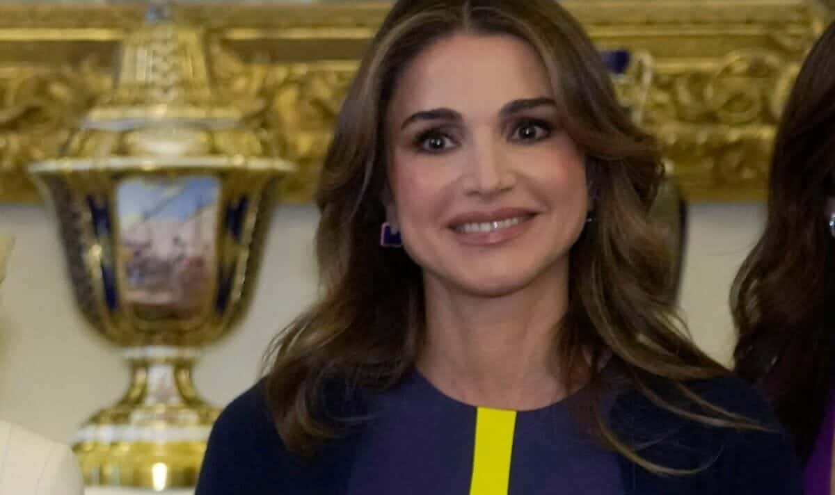 هل سرقت الملكة رانيا فكرة فستانها الجريء من الأميرة بياتريس؟! (شاهد) watanserb.com