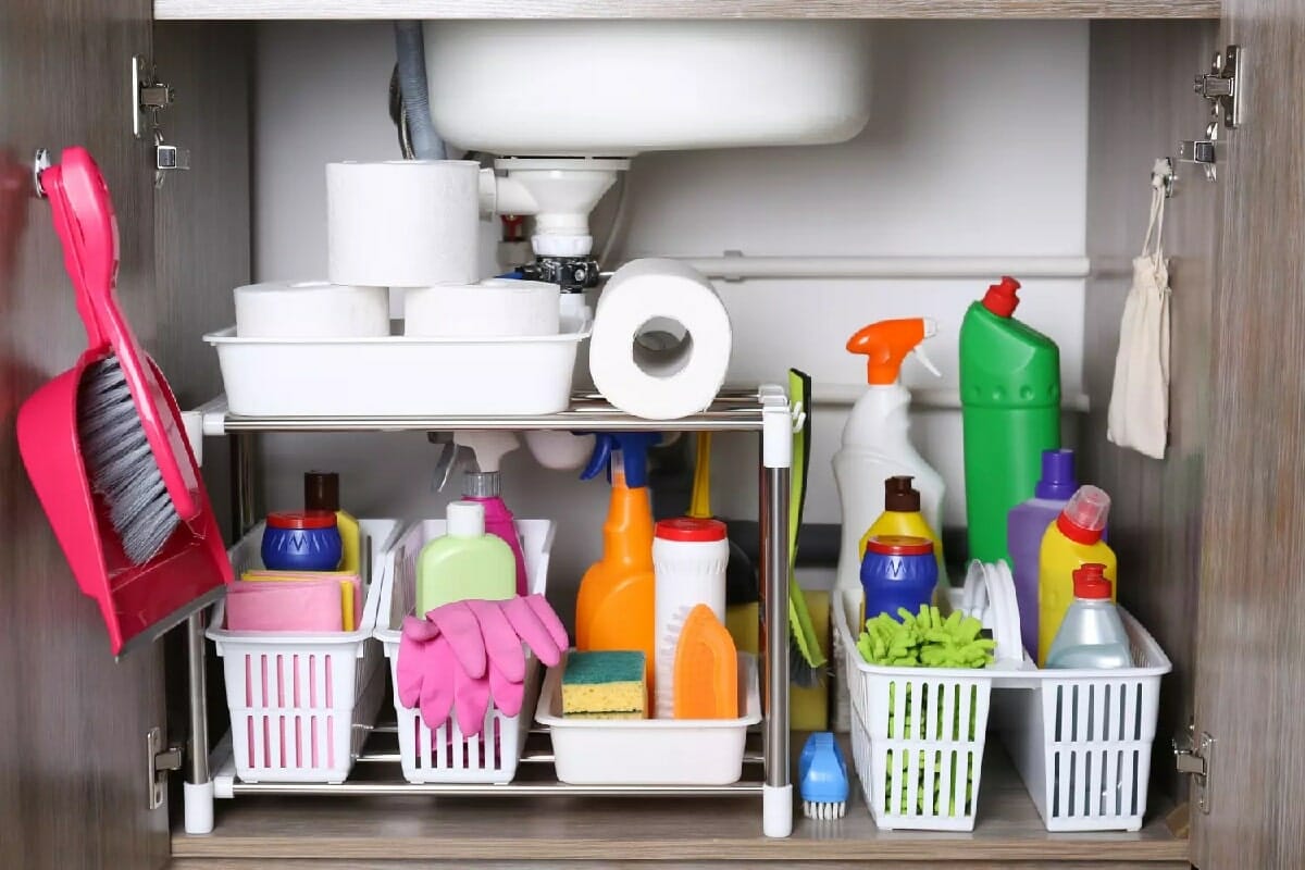 تجنب تخزين مناشف المطبخ أو الأشياء المصنوعة من الورق المقوى والكرتون تحت حوض المطبخ