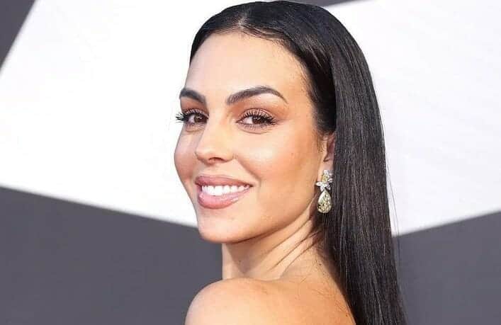 جورجينا رودريغيز بأغرب بنطلون جينز يغطي القليل فقط.. لن تتخيل سعره! (شاهد) watanserb.com