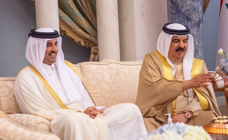 أمير قطر الشيخ تميم بن حمد آل ثاني وحمد بن عيسى على هامش قمة جدة في يوليو