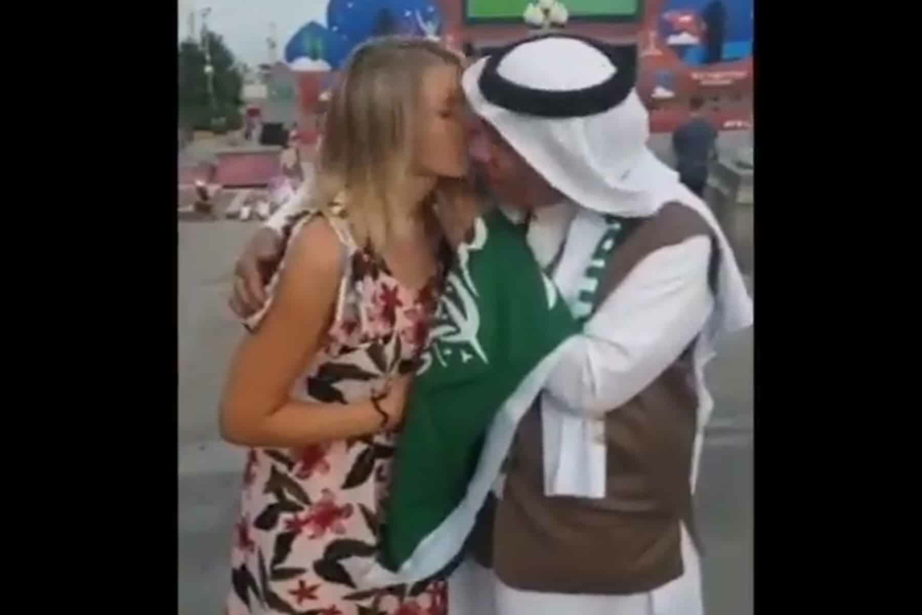 سعودي يحتضن مشجعة أرجنتينية watanserb.com