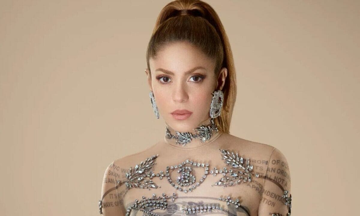 شاكيرا بفستان شفاف من دار الأزياء البريطانية burberry watanserb.com