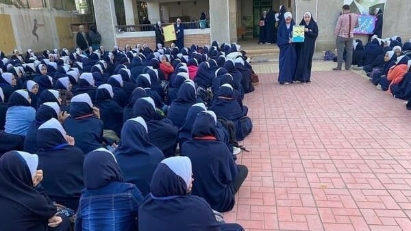 طالبات الإسدال بمدرسة الدقهلية watanserb.com