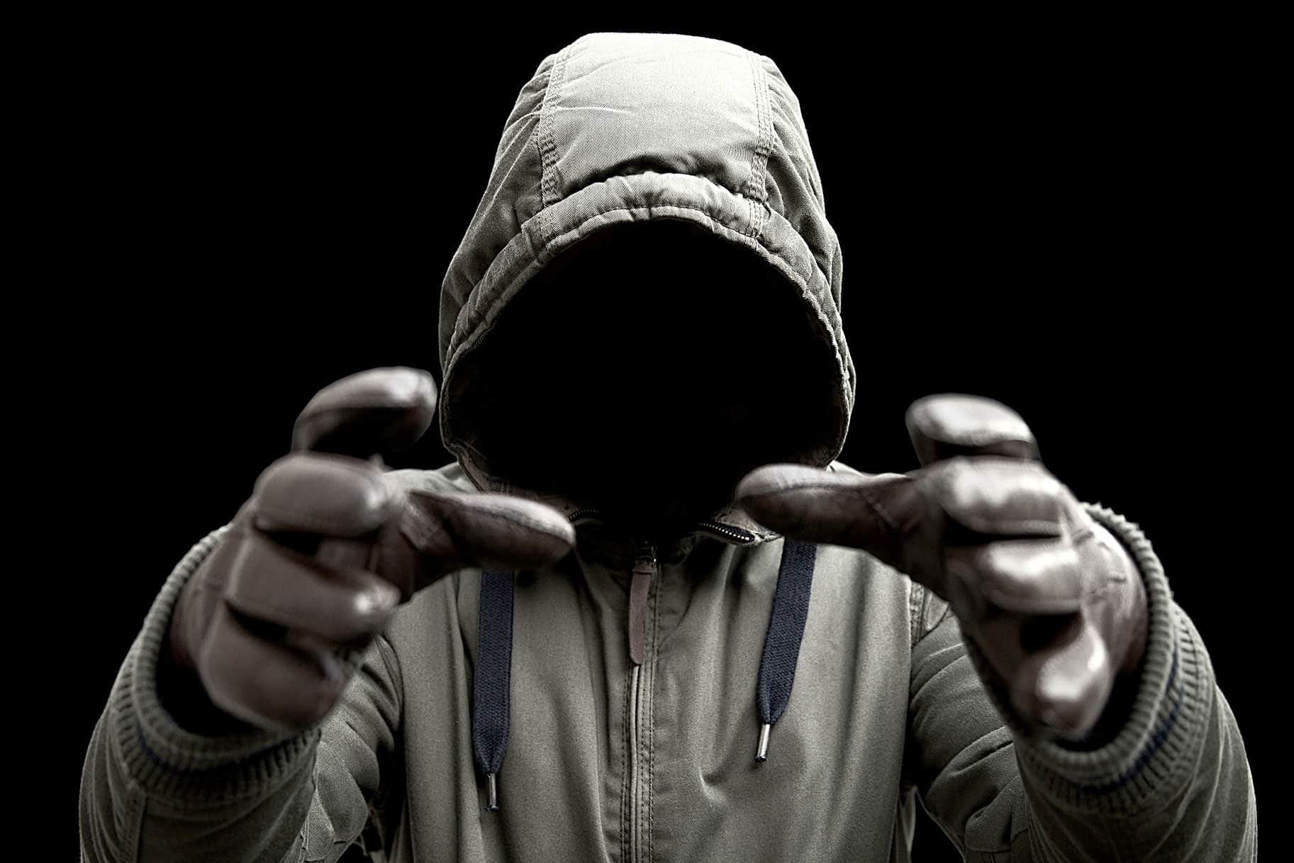 كويتي يطعن والدته 36 مرة حتى الموت.. ورجال الأمن يتعاطفون معه! watanserb.com