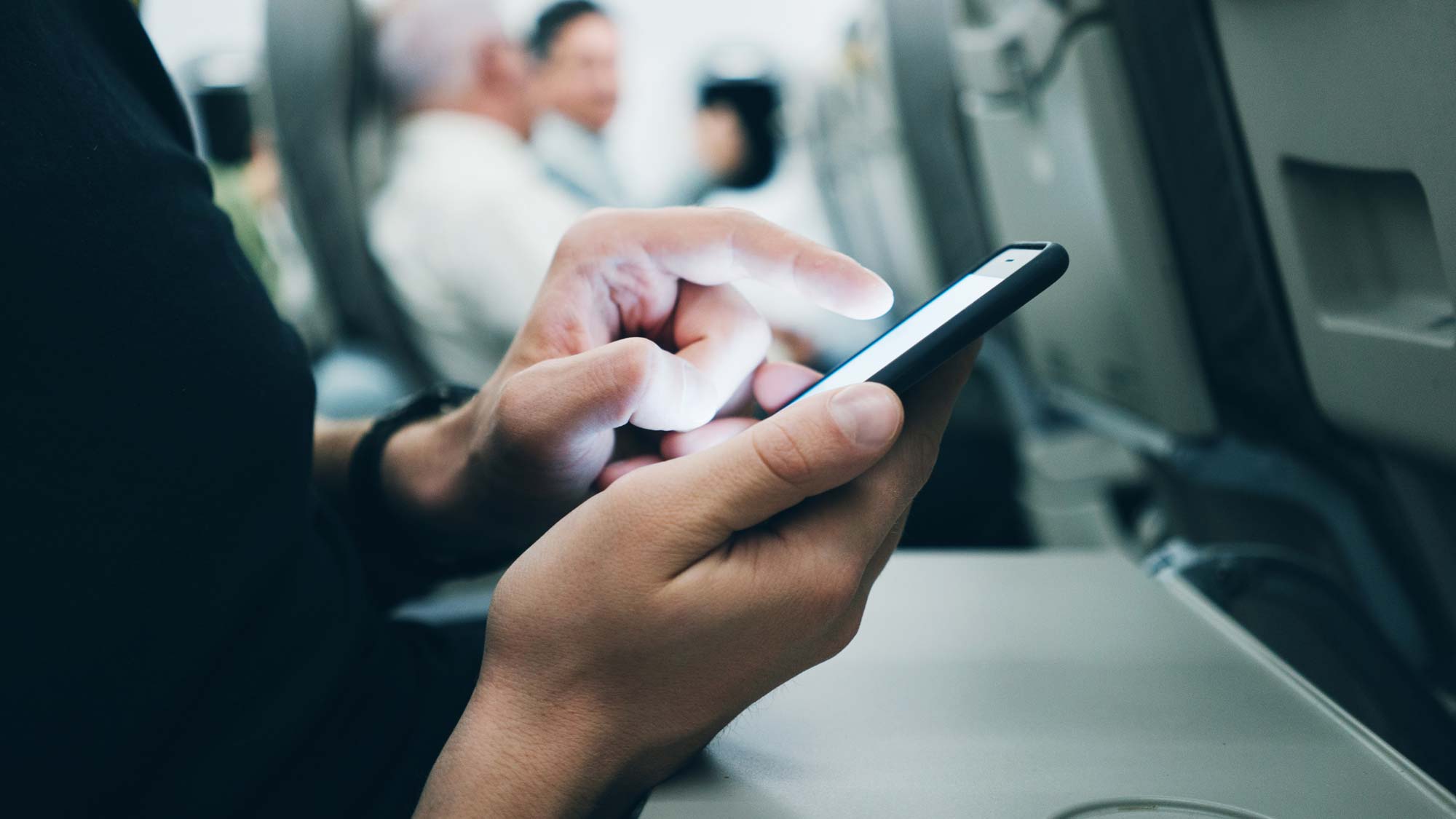 ماذا يمكن أن يحدث إذا لم نضع هواتفنا على خاصية الطيران أثناء الرحلات الجوية؟ watanserb.com