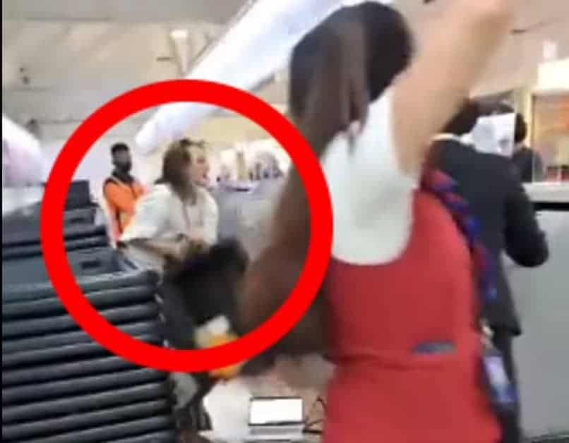 مسافرة تهاجم موظفة شركة طيران الإمارات watanserb.com